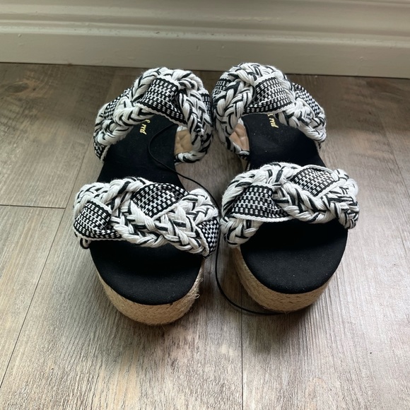 Brand New Platform Sandals - Picture 1 of 2